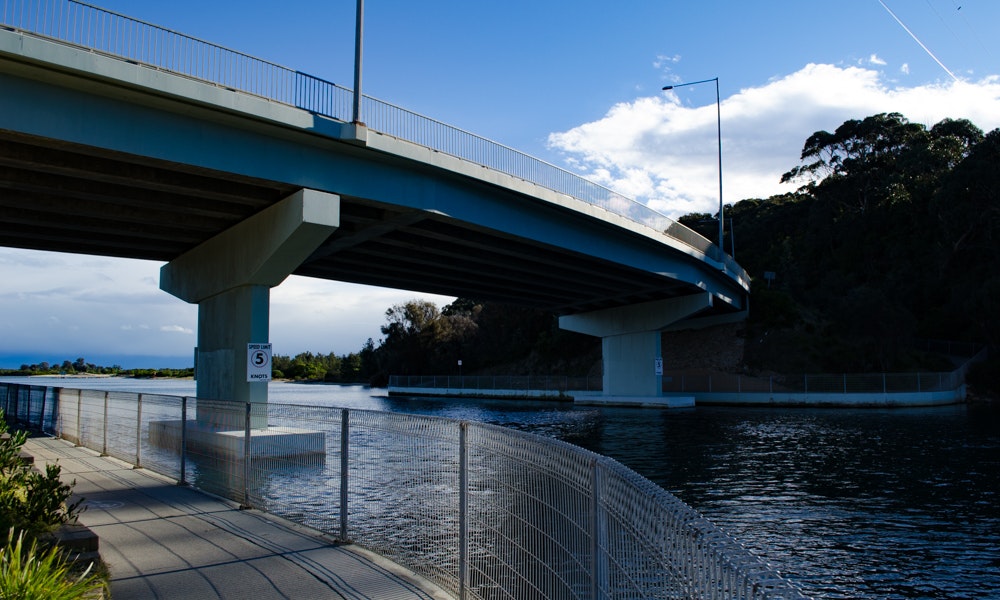 outdoria-lakes-entrance-local-fishing-advice-north-arm-bridge-princess-highway-railing-2-jpg