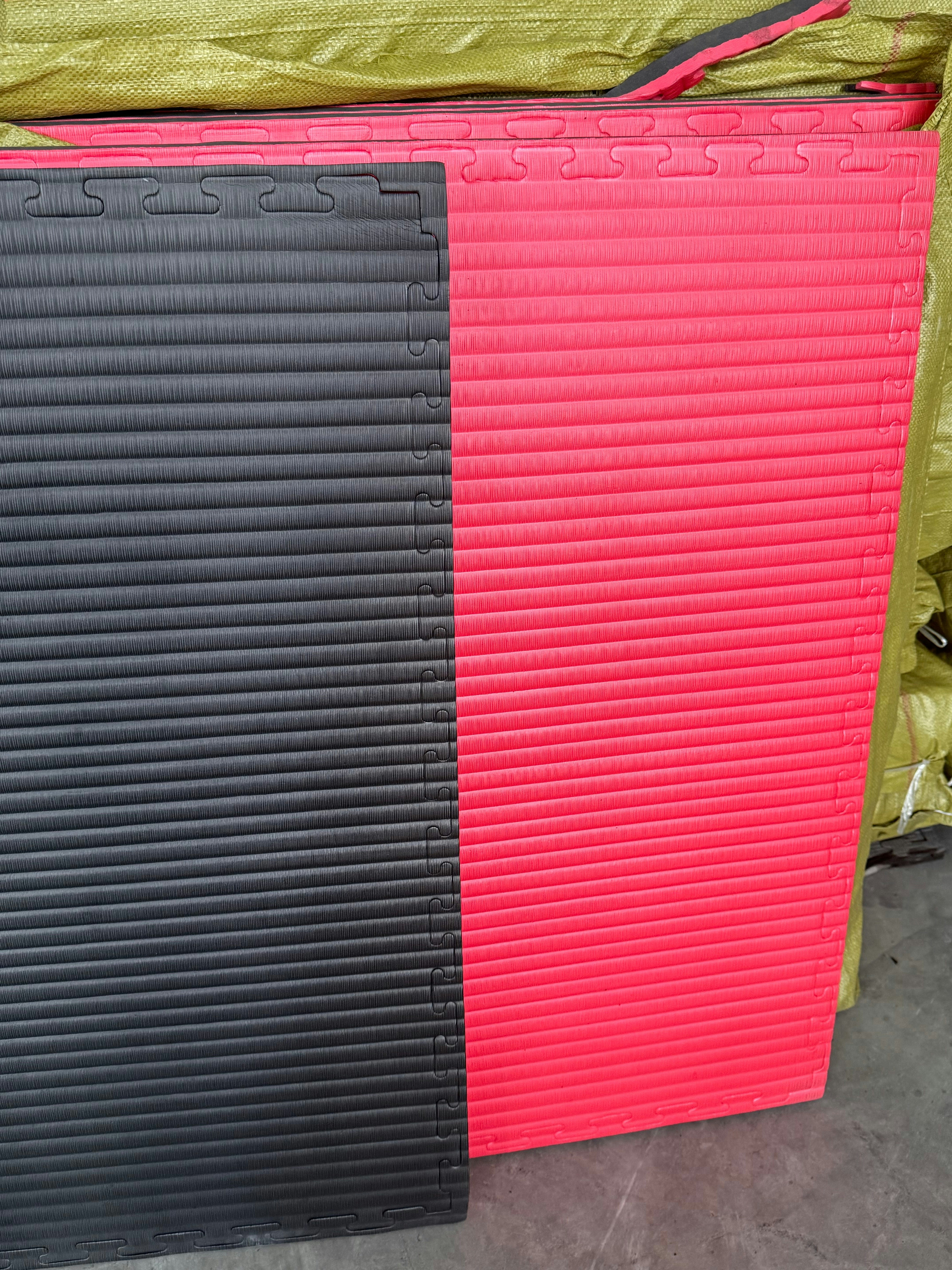 5 x 40mm EVA Foam Jigsaw Interlocking Floor Tile Mat 1m x 1m BLACK / RED