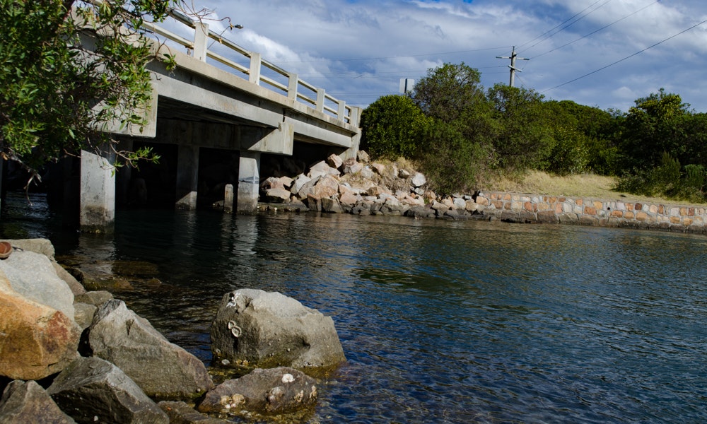 outdoria-lakes-entrance-local-fishing-advice-bridge-rocks-fishing-2-jpg