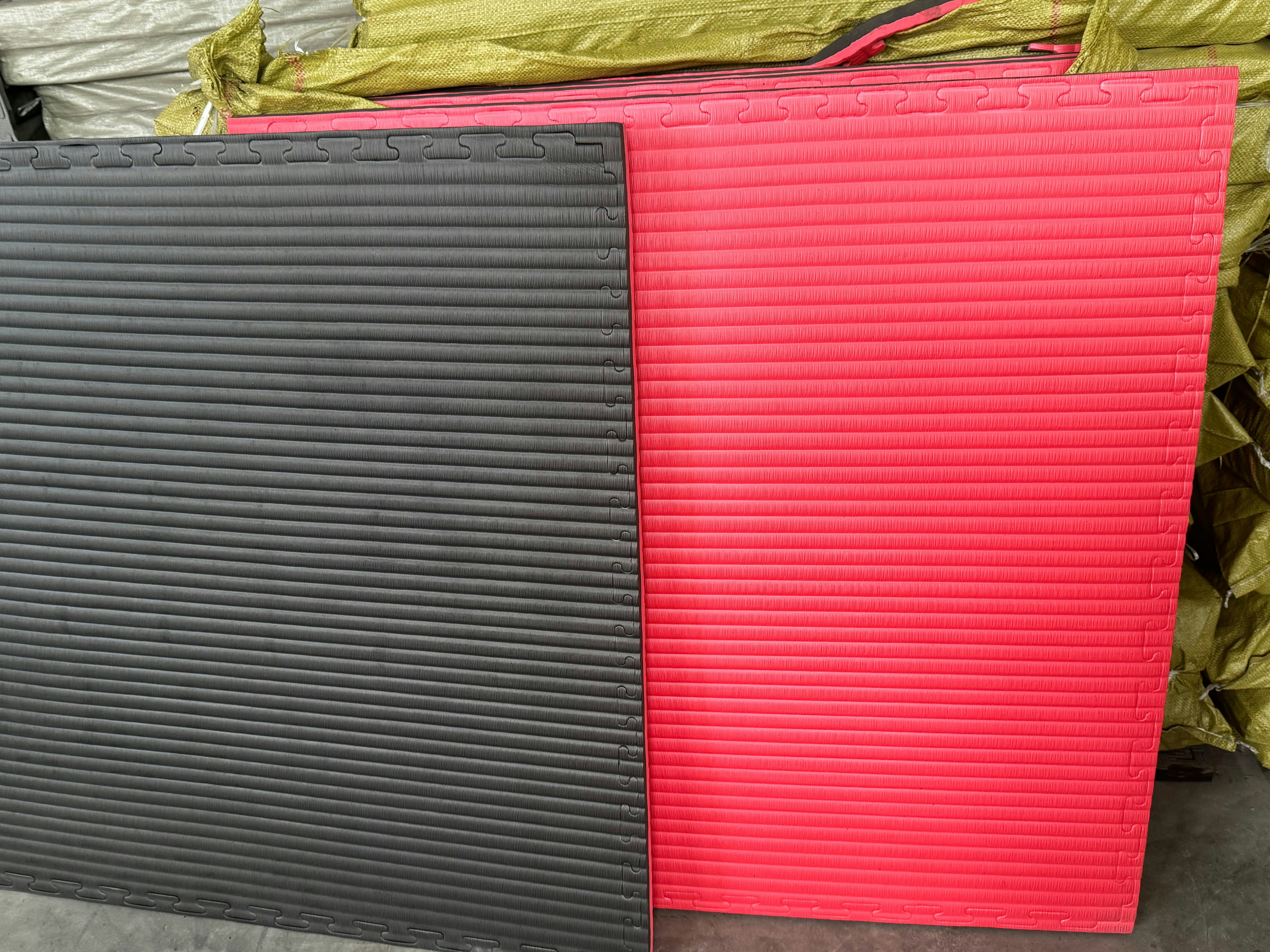 5 x 40mm EVA Foam Jigsaw Interlocking Floor Tile Mat 1m x 1m BLACK / RED