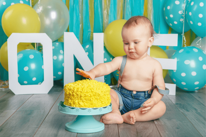 erster-geburtstag-kuchen-essen