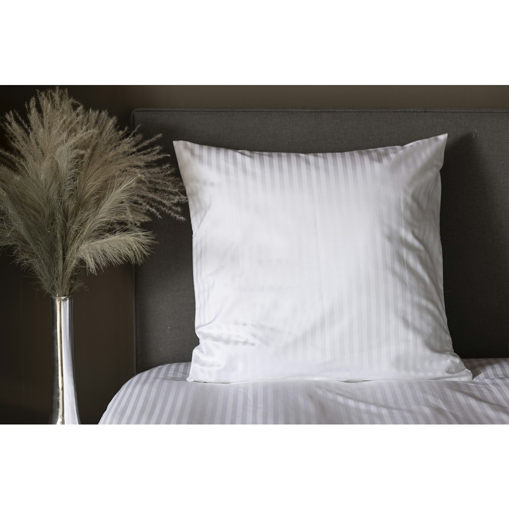 Belledorm Hotel Suite Satin Stripe 540 Thread Count Continental Pillowcase