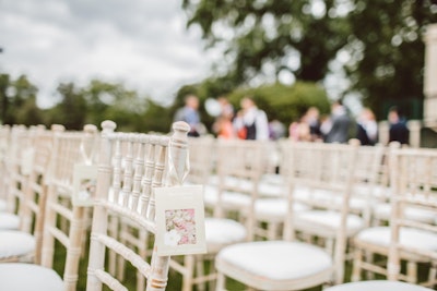 weddista-blog-hochzeitsbbudget-viele-gaste-viele-stuhle-jpg
